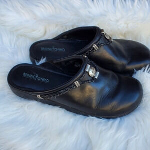 Minnetonka Black Leather ‎ Western Clogs 10